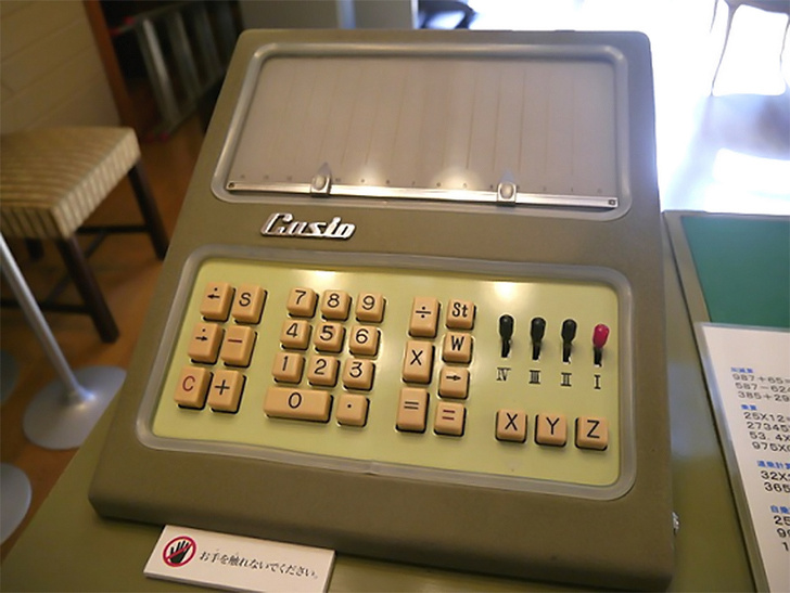Японец Casio 14-A — первый в мире электрический калькулятор (1957).
