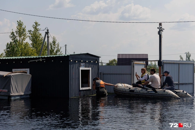 Внутри бытовки вода. Там стиральные и сушильные машинки и другие бытовые вещи для комфорта гостей  | Источник: Ирина Шарова / 72.RU