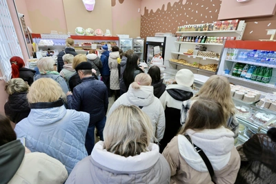 Челябинцы выстроились в очередях за пасхальными куличами