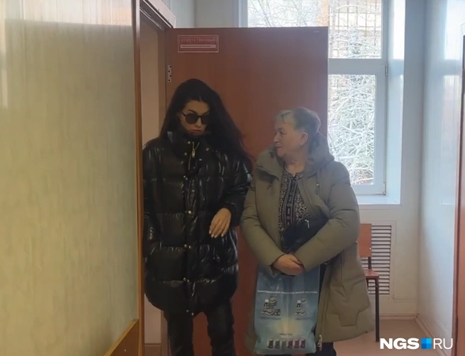 Юлия Тимофеева (в черной куртке) не снимала черных очков и очень старалась не попадать в кадр. Рядом с ней&nbsp;— мать Владимира Вялкова | Источник: Анна Скок / NGS.ru