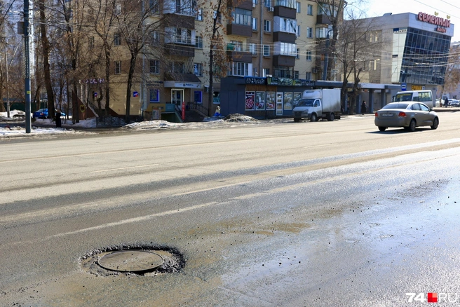 Колодцев, которые решили обособиться от проезжей части, сейчас особенно много | Источник: Михаил Шилкин