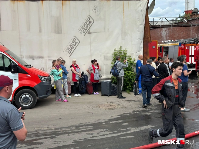 Постояльцы и работники хостела собрались во дворе | Источник: Андрей Кузнецов / MSK1.RU