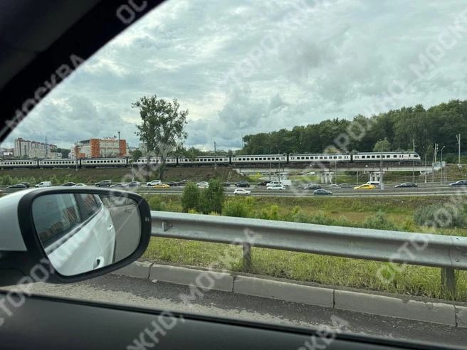 По словам пассажиров, электрички встали на путях | Источник: Осторожно, Москва / T.me