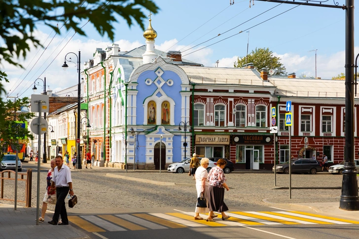 Благодаря проекту создания вывесок в ретростиле Рыбинск вновь обрел яркий колорит и привлекает туристов ностальгической атмосферой XIX века  | Источник: Shutterstock/Fotodom.ru