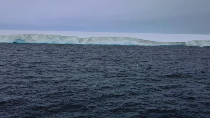 Самый большой в мире айсберг попал на видео: завораживающие кадры из Антарктики
