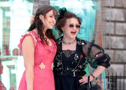 Самая необычная непо-бейби: дочь Тима Бертона и Хелены Бонэм Картер дебютировала в моделинге