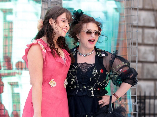 Самая необычная непо-бейби: дочь Тима Бертона и Хелены Бонэм Картер дебютировала в моделинге
