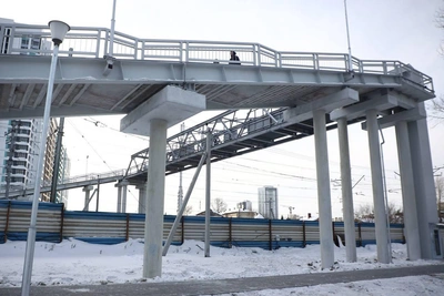 Пешеходный мост через Транссиб соединил два района Новосибирска