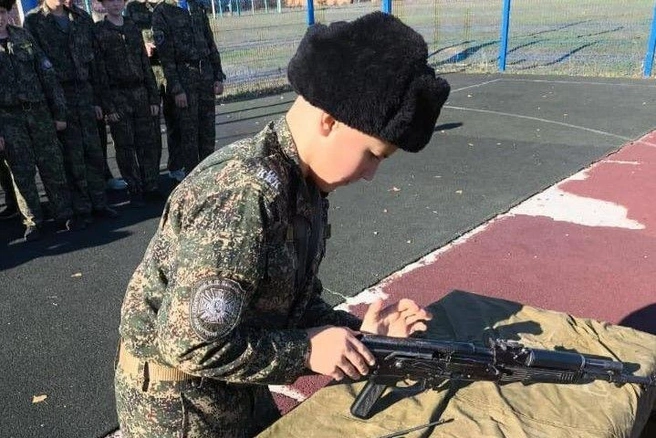 В регионе проводят военно-спортивную игру «Донской кадет», где соревнуются в военизированном спортивном ориентировании в полной экипировке | Источник: пресс-служба губернатора Ростовской области