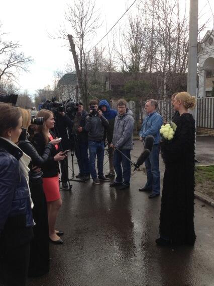 Волочкова общается с журналистами у своего дома