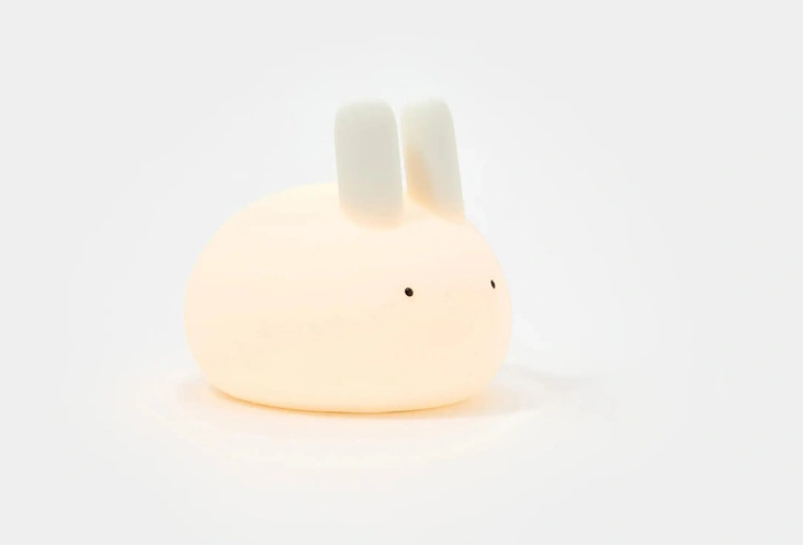 Лампа andplus light object 20.2Компактная лампа с мягким soft-touch покрытием, которая включается и регулируется касанием и реагирует на вибрацию. У нее два уровня яркости с теплым белым светом 2700K, таймер на 15 и 30 минут и встроенный аккумулятор, обеспечивающий от нескольких часов до пары дней работы в зависимости от режима. Заряжается лампа через USB‑C, в комплект входит кабель и инструкция.