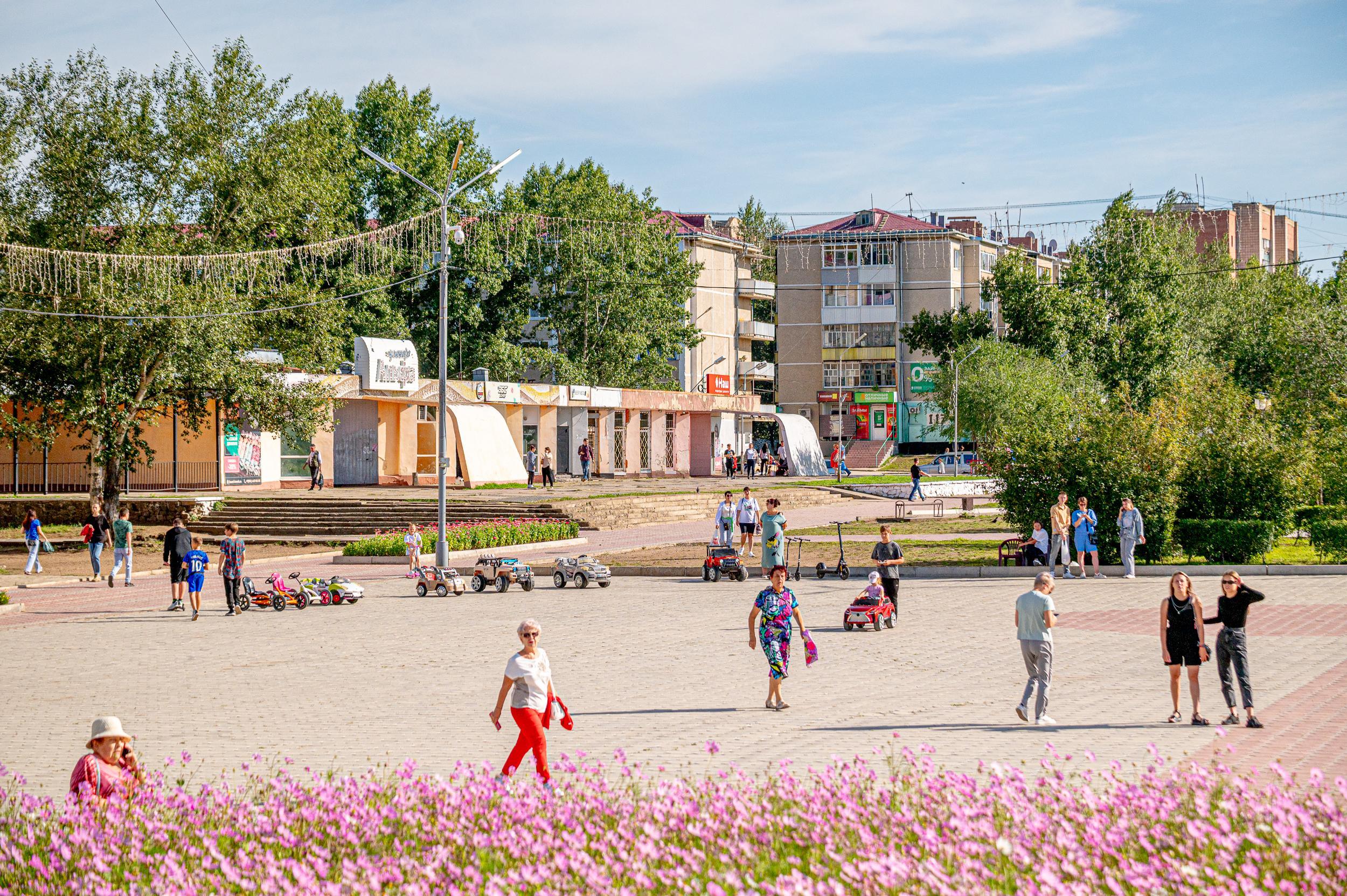 Эвакуатор влетел в фонтан перед администрацией на центральной площади  Уссурийска - 20 мая 2024 - ВЛАДИВОСТОК1.ру