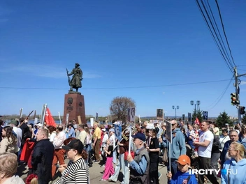 Кто-то приносит по одному портрету | Источник: Ксения Власова / «ИрСити»