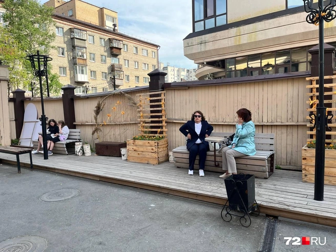 Во дворе есть несколько скамеек с маленькими столами | Источник: Анатолий Кузнецов / 72.RU