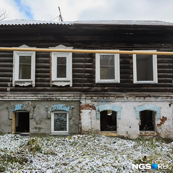 Есть на территории и такие двухэтажные домики. На первом этаже этого в части окон нет стекол | Источник: Александр Ощепков / NGS.RU