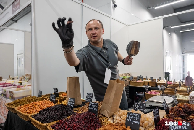 Каждый хотел угостить гостей своей продукцией | Источник: Евгений Вдовин / 161.RU