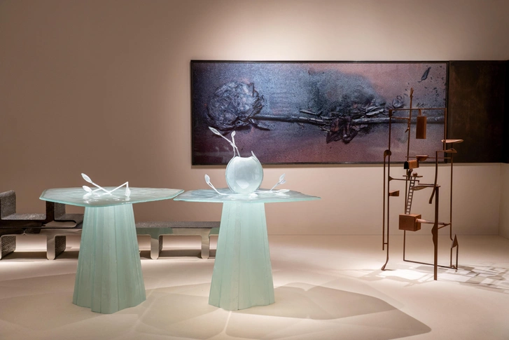 Ксения Брейво. Коллекция Bijoux, стекло. Справа — объект Руи Матуша | Источник: Элиза Гарбарино