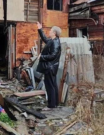 Ирина Камышова показывает, где в момент удара дрона находился ее племянник | Источник: Татьяна Тельпис / Voronezh1.ru