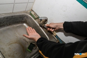 Жителям приходится ходить за ней на колонку или набирать в церкви, что стоит напротив