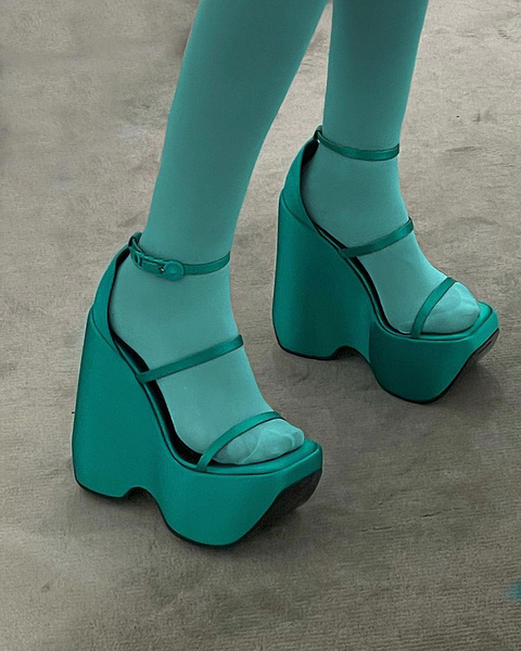 Ставим лайк: модные сандалии на платформе как у Versace