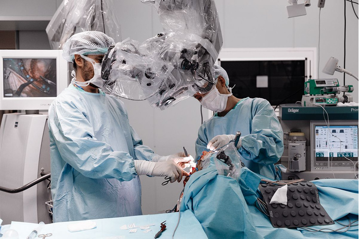 Нейрохирурги Центра Мешалкина удалили подростку опухоль мозга размером с грецкий орех