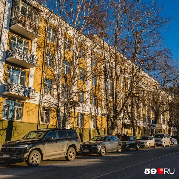 Но снаружи все еще много машин. Парковка здесь платная | Источник: Тимофей Калмаков / 59.RU