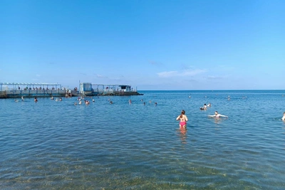 Туристы заполонили пляжи Анапы в бархатный сезон