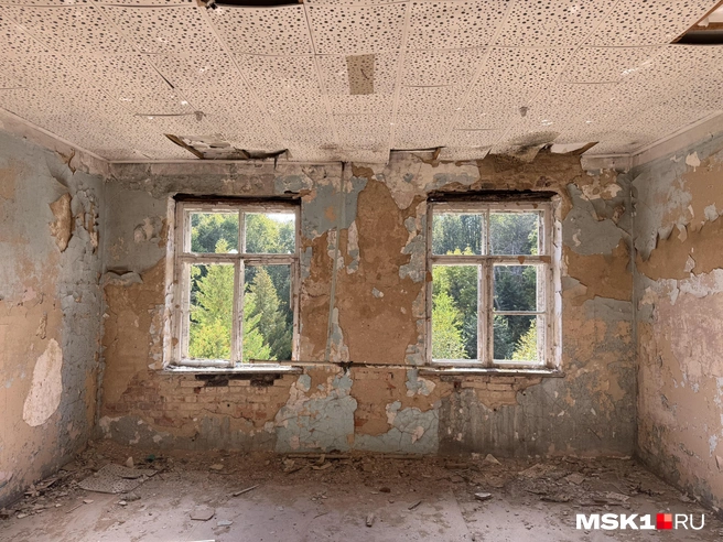 Из интерьера сохранился лишь потолок | Источник: Алина Мельникова / MSK1.RU