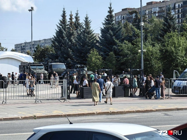 Тюменцев и гостей города запускают на площадь 400-летия | Источник: Павел Красоткин / 72.RU