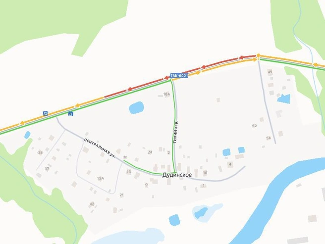Дорожная обстановка в районе деревни Дудинское осложнена из-за последствий аварии. | Источник: Яндекс. Карты