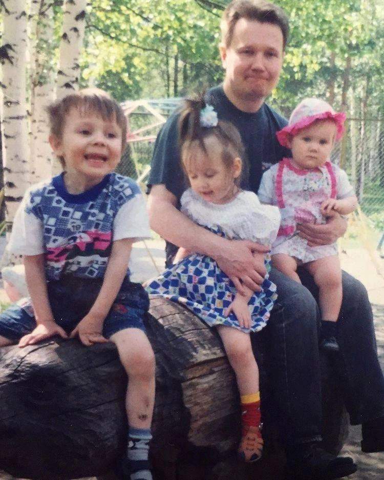 Папа воспитывал троих детей и кормил всю семью | Источник: vysokofff / Instagram*