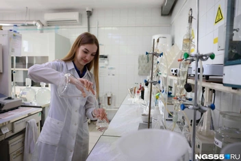 В белоснежном помещении полно химического оборудования | Источник: Евгений Софийчук / NGS55.RU
