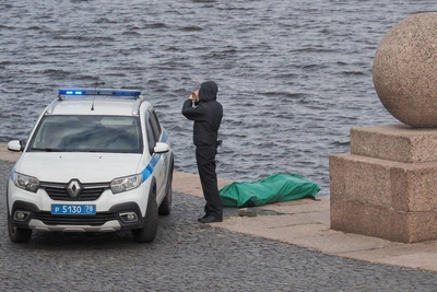 В Неве у Васильевского острова нашли тело мужчины