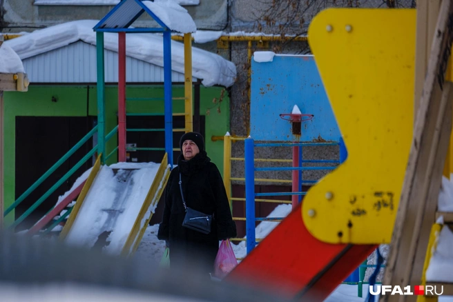 Проходящие мимо жители района наблюдают за происходящим | Источник: Булат Салихов / UFA1.RU
