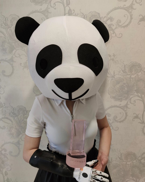Статуэтка «Женщина года» и костюм панды: что Тодоренко подарила изувеченной мужем Грачевой