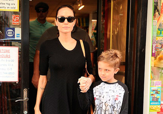 Анджелина Джоли с сыном Ноксом в Мидтауне, Нью-Йорк
