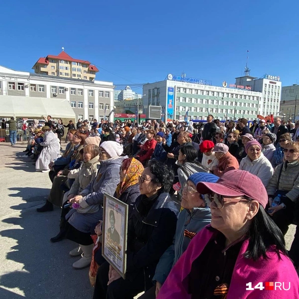 Концерт на площади Орджоникидзе пришло посмотреть много якутян  | Источник: Надежда Ефимова / 14.RU