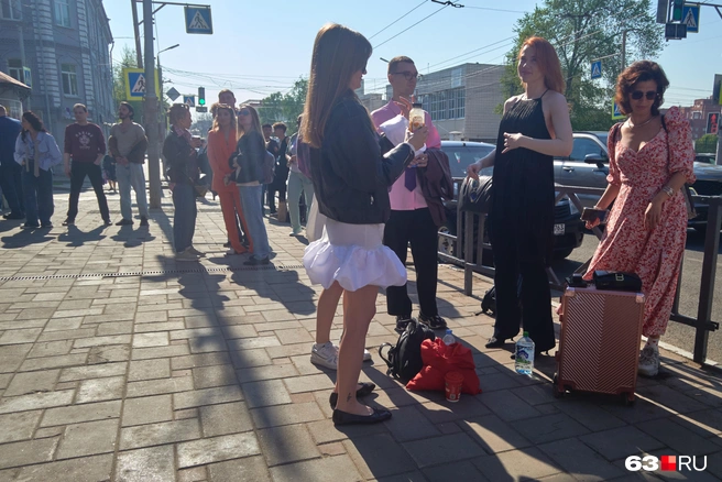 В 9 утра перед ДК уже была толпа  | Источник: Роман Данилкин / 63.RU 