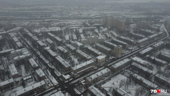 Высотные новостройки, которые видно на фото, построены в бывшей санитарно-защитной зоне завода | Источник: Роман Киселев