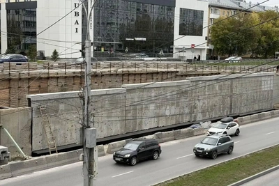 На Ипподромской засыпают котлован новой стены