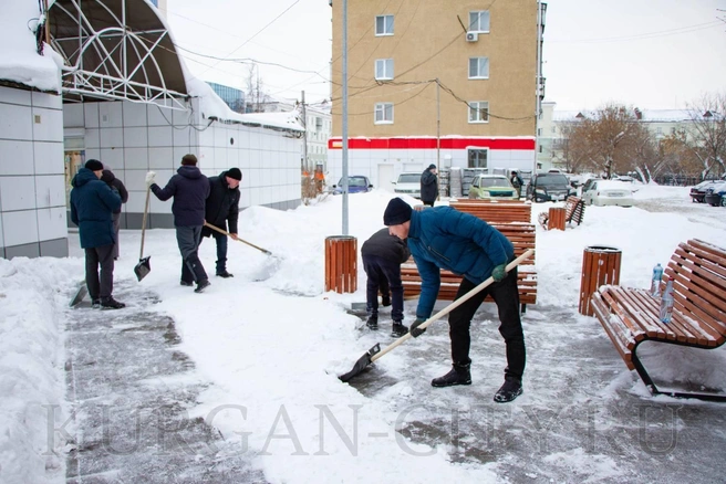 Уборка снега в Кургане | Источник: пресс-служба администрации города Кургана