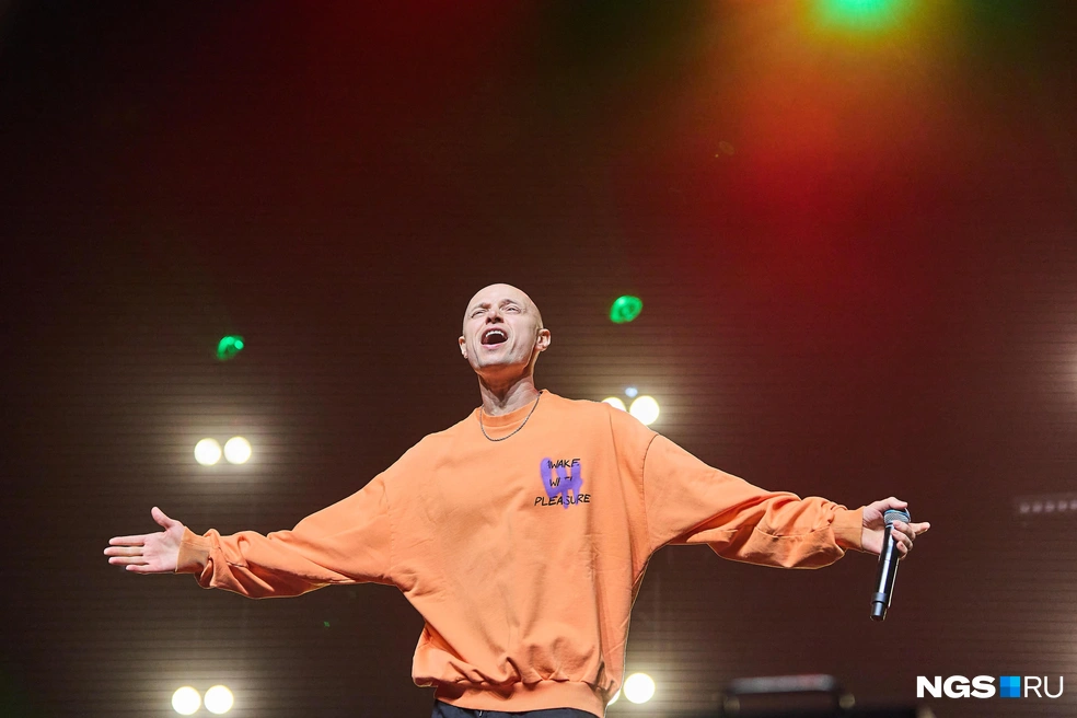 Владимир Панченко из Faktor-2 тоже сумел раскачать толпу старыми хитами | Источник: Александр Ощепков / NGS.RU