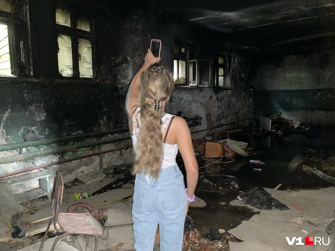 По словам жителей, подвалы в доме горят уже не в первый раз | Источник: Елизавета Кудрявцева / V1.RU