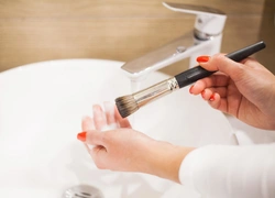 Как правильно мыть кисти для макияжа, чтобы не навредить коже