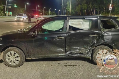 На Камчатке женщина проехала на красный и въехала в авто с детьми