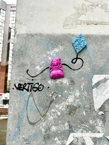 Яркие принцессы добавляют серым фасадам красок | Источник: Street art hunter Samara / T.me