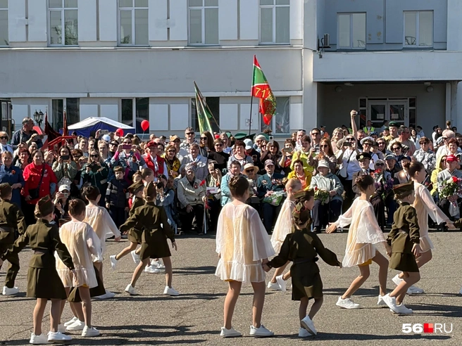 Зрителей на праздничной программе было очень много | Источник: Николай Сальников / 56.RU