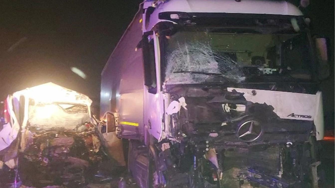 На подъезде к М-12 грузовик врезался в «Газель», водитель погиб — видео ДТП