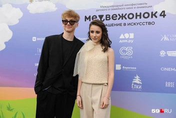 Ребята позируют фотографам вместе  | Источник: Ирина Тропина / 59.RU