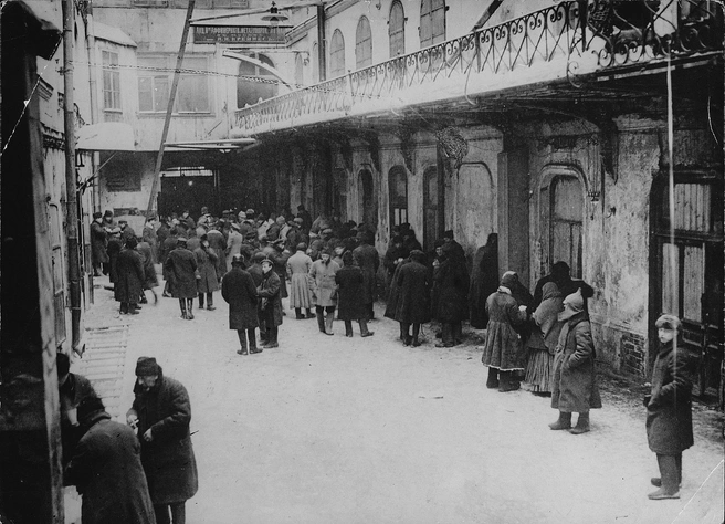 Черный рынок во дворе Казанского подворья, начало XX века | Источник: Главархив Москвы